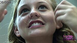 Dögös vöröske Staci villantja borotvált szűk punciját nyilvános szabadtéri szoknya kalandban.