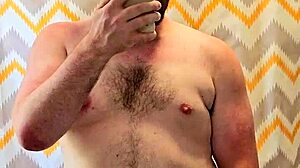 Gay gast komt hard klaar op grote pik 😏