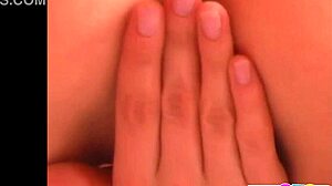 Hey, süße Brünette fingert Fotze hart mit Dildo und Toys