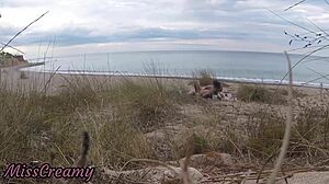 Francia tanárnő szutykos blowjobot ad nudista strandon, cumshot egy idegennek kint.