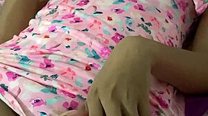 Compañera de cuarto masturbándose en video casero sorprendente