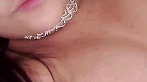 Hey, isn't this novinha gostosa getting nude and using anal toys for masturbation?