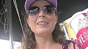 Жена 23 с юбкой вверх - Хелена Прайс демонстрирует волосатую милф-киску в публичном стиле вуайеризма