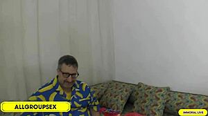 Hey, warum würgt Porno Dan und deepthroat diese kurvige Amateurin in FFM-Dreier?