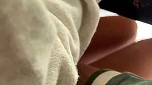 Liten europeer suger stor kuk på klasseværelse pult