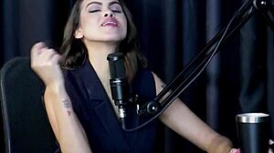 Safada demonstra o seu boquete e chupa os peitos da bia hot - kamilla werneck sheer red