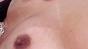 Hey, isn't this novinha gostosa getting nude and using anal toys for masturbation?