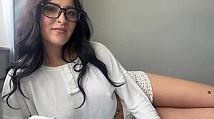 träffar min styvdotter i uniform skakande sitt enorma arsle i duschen och kör min kuk i hennes fitta tills jag sprutar 😏🍑💦