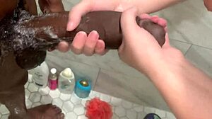 Meio-irmão convencendo meia-irmãs para anal pela primeira vez no chuveiro... nossa, seu pau monstro gigante pode não caber na minha bunda apertada 😱