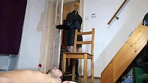 ゴスフェムドムが奴隷にタイツのブーツと足を舐めさせるHD