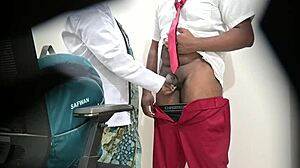 אישה בודקת את הזין של נער בית ספר 18+ בהגדרה ציבורית בבית חולים