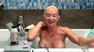 Thai-kodinainen ja lastenhoitaja kotitehtävä- ja sydämenlyönti-kohtauksessa