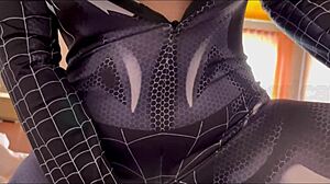 肥亚洲妈妈在浴室被打屁股口交，还玩气球，最后吞精