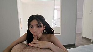 Esta modelo teen atlética 18+ con tetitas pequeñas se deja seducir por su fotógrafo tras sesión al aire libre. Tráiler muestra mamada amateur que vira a follada sexy de fantasía con suegra