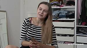 Podejdź bliżej na dzikiego romantycznego Laurena z sterczącymi cyckami i ogoloną cipką palcówką.