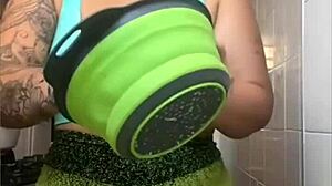 usando shorts apertado rachando buceta