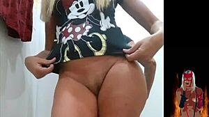 Hot milf showing off her pussy and big ass in store fitting room 😏👀