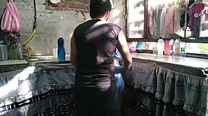 Soy seducida por la puta de mi vecina mientras lavo los platos ella me chupa el ano