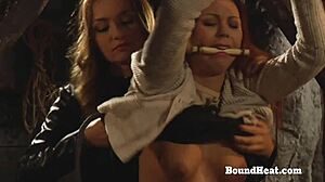 Svázaná bičovaná lesbická otrokyně trestaná nemilosrdnou madam