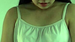 彼が妻のアナルにボールを深く押し込む