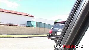 ג'סיקה, קלי דיווין, טריניטי פוסט מצטרפות למסיבת סקס קבוצתי בשכונה