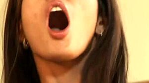 Britisk MILF i hård anal trio 😍