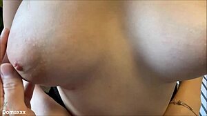 Femme en uniforme scolaire exhibe ses gros faux seins en extérieur ! 😍🍒