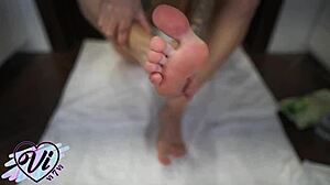 This teen brunette shows her oiled tattooed legs and feet close-up! 😍