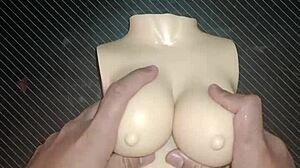 dolly me pide sexo anal y presionó sus pequeñas tetas