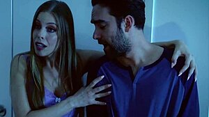 Hey, denne MILF stedmor bliver rørt mens hun sover af snydende fyr