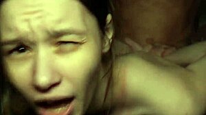 Skromná Kitty Doll88 křičela při drsném hlubokém foukání a mokrém prstění kundy na posteli