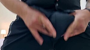 Cítim sa tak vzrušená, keď šúcham ten obrovský kokot, až vytryskne všade na mňa v extrémne rýchlej ručnej práci