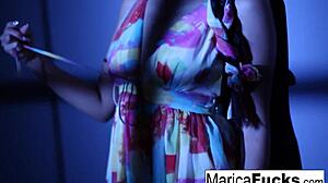 Japansk pornstar Marica Hase stripper nøgen og viser patter fisse og røv solo!