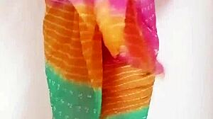 セクシーなデシシーメールがホットインドスタイルでヌードダンス