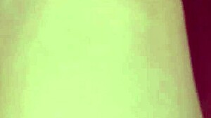 V tejto sólovej relácii tetovaná ryšavá pornohviezda šľapka Janessa Jordan dráždi softcore masturbáciou s hračkami