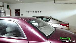 A perverz tini Averie Moore büntetést kap csupasz csoportos dugással és szűk bugyi lovaglással teljes HD fantáziában