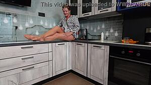 Kypsä punapää Iris kiusoittelee jalkoja ja varpaita ruskeissa sukkahousuissa