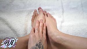 This teen brunette shows her oiled tattooed legs and feet close-up! 😍