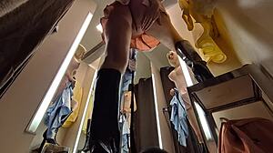 Amaterska požudna plavuša pokazuje vlažnu pičku bez gaćica pod suknjom na skrivenoj kameri