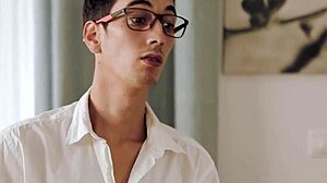 Ich bin so geil beim Zusehen wie Rothaarige Susana Melo in Nahaufnahme im Büro gefickt wird in ihrem Upskirt und Brille