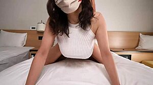 巨乳の熟した日本人ミルフがアマチュアチンポでバックでヤられて中出し