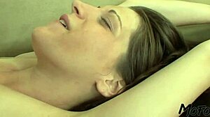 브루넷 대학생, 얼굴 사정 전에 지저분한 젖은 핥기