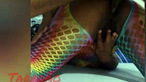 黑美女Preta被大鸡巴操到高潮，巨乳和滴水屁眼