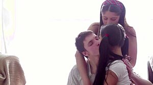 חברי כיתה הופכים שיעור ליחד עם בחורה חומה חמודה 18+ ורכיבה עם זריקה