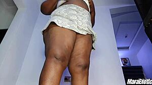 POV debele stegna ebony hotwife draži in škropi pri samostojnem masturbiranju