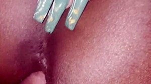 Hei, denne geile lille 18+ dvergen goonette, vil du bli knullet hardt bareback av jamaicaner med våt sæd?