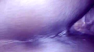 ヘイ、このホーニーな小さい18歳のミニチュアガール、ジャマイカ人に濡れた精液でラフに生ハメされたい？