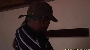 สาวแอฟริกันรับเย็ดก้นสุดขีดในปาร์ตี้กลางแจ้งกับกลุ่มยุโรปอาเจียนบนควย