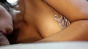 Eu me masturbando enquanto recebo boquete da esposa do meu melhor amigo nessa cena caseira