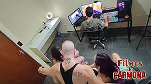 Camera flagra amigos fodendo no escritorio de jogos